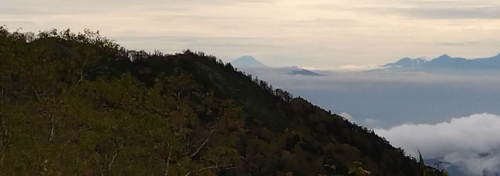 山並みと雲海の向こうに富士山